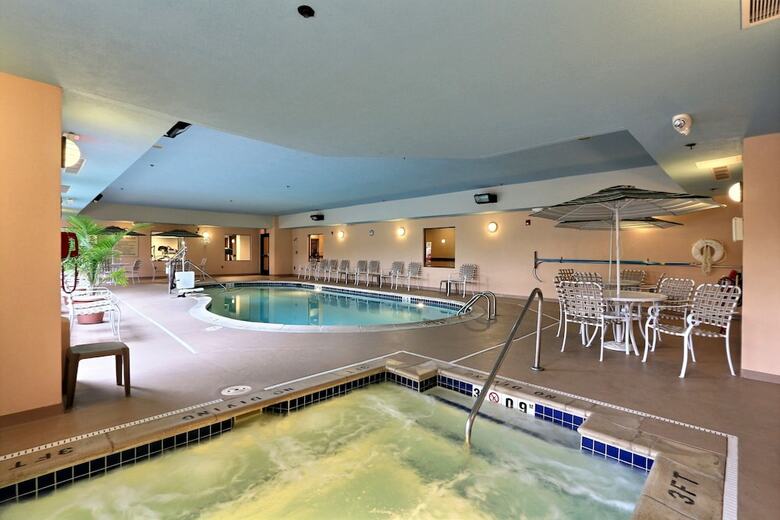 Hotel Comfort Suites Grand Rapids North
