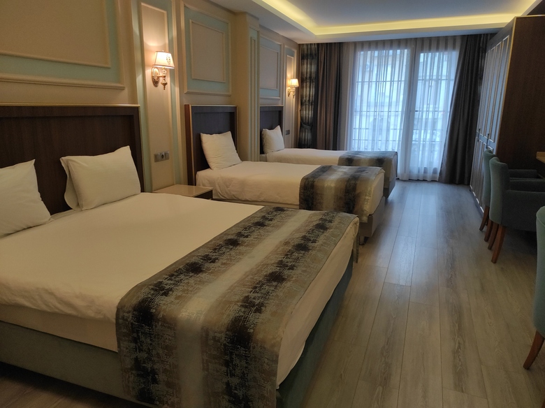 Magnaura House Hotel