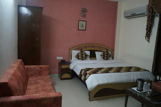 Hotel Paras International