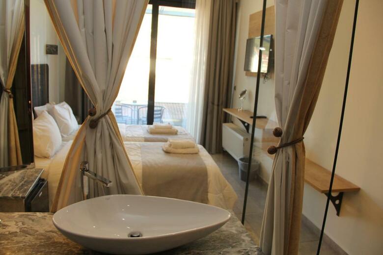 Alexiou Hotel
