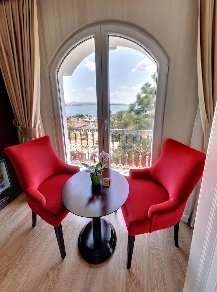 The Magnaura Palace Hotel