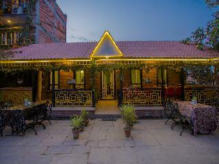 Hotel Hob Nob Garden Resort
