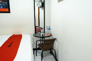 Reddoorz Near Setrasari Mall 4