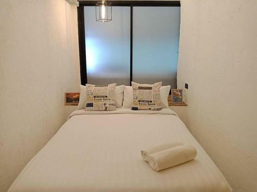 Glur Bangkok Hostel & Coffee Bar