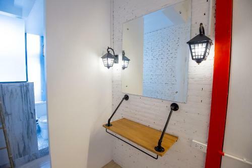 Glur Bangkok Hostel & Coffee Bar