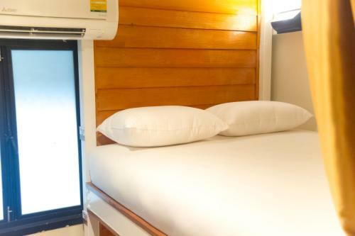 Glur Bangkok Hostel & Coffee Bar
