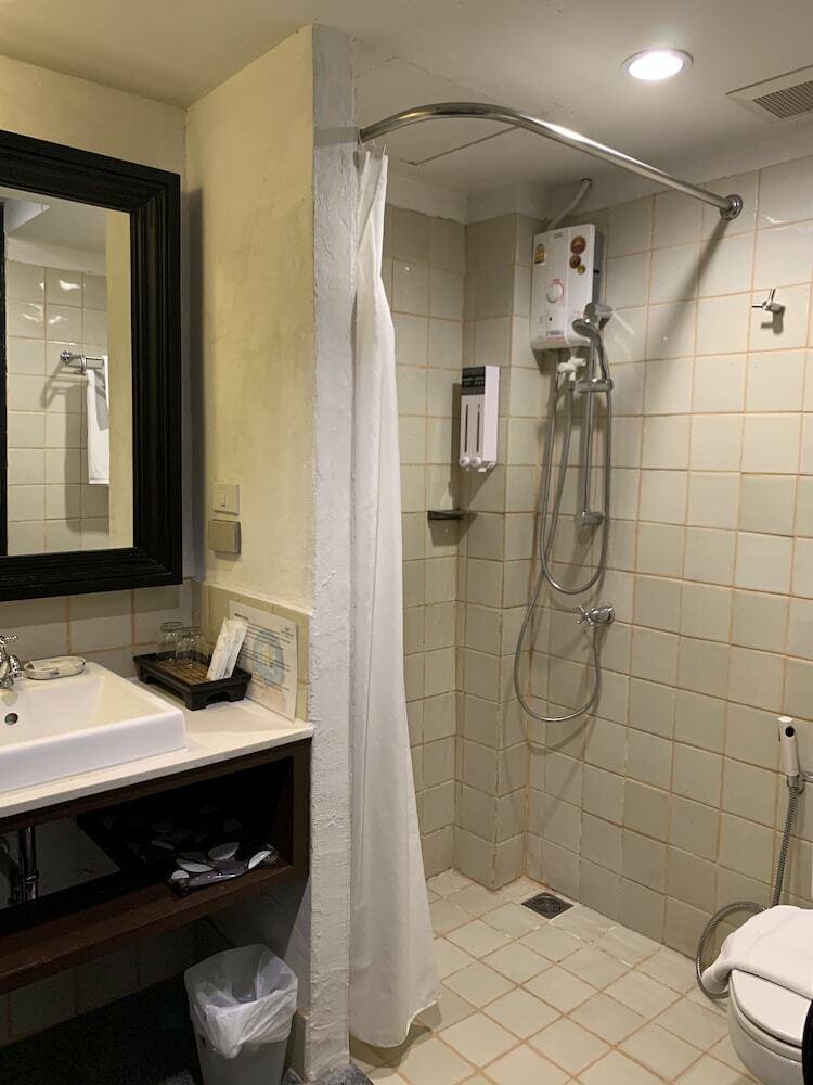 99 The Gallery Hotel