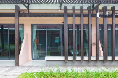 Dolphin Hotel Phuket