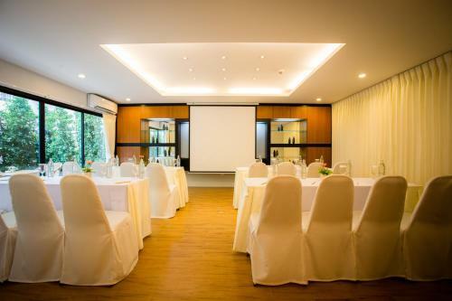 Crystal Jade Hotel And Service Apartment