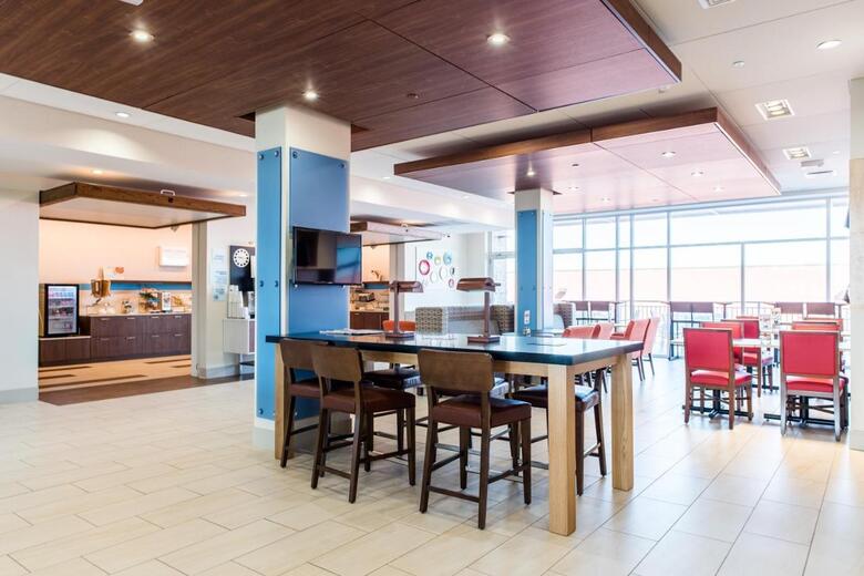 Hotel Holiday Inn Express And Suites Madison