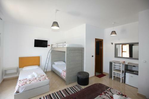 Hostal Room In Bb - Hotel Horizont - Liqeni Studio 05