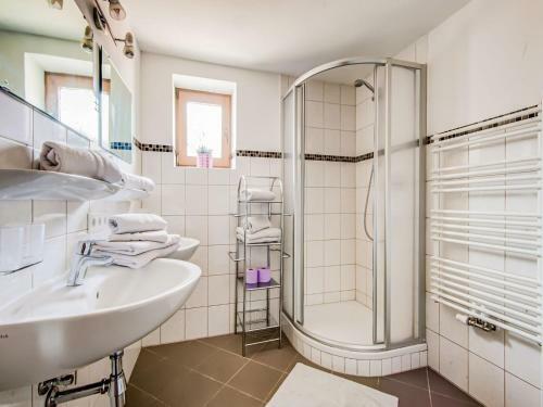 Attractive Apartment In Hainzenberg With Ski Storage