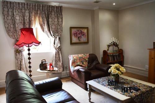Hostal Le Chateau Guest House And Conference Centre