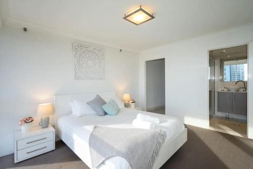 Resort Style Beach Apartment - Surfers Paradise