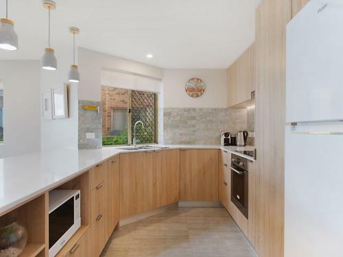Tahnee Court Unit 3 - Absolute Beachfront Apartment