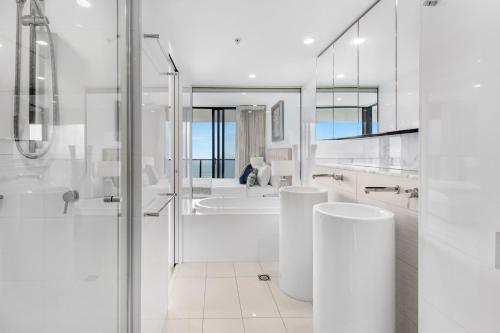 Stylish Beachside Apartment With Gym, Pool, Views