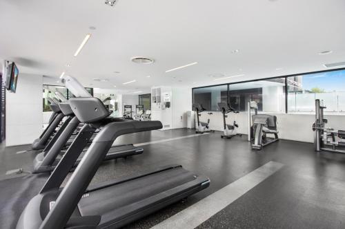 Stylish Beachside Apartment With Gym, Pool, Views