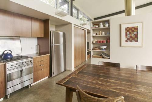 Bundaleer - Architect Designed, Stunning Views!