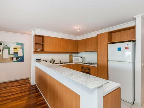 Apartment 10 Pacific Apartments - Free Wifi!