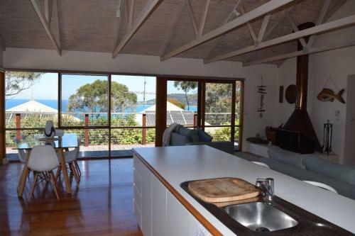 Stunning Beach Views, 4 Bed, Sleeps 8, Pool Table, Wifi- Lorne