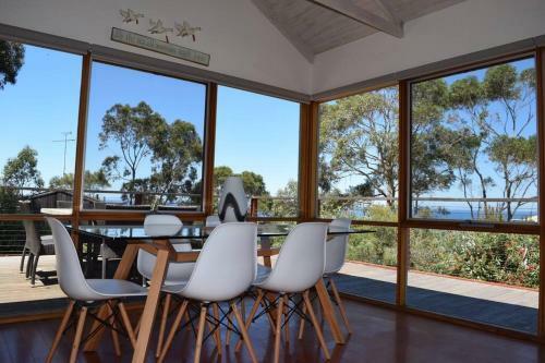 Stunning Beach Views, 4 Bed, Sleeps 8, Pool Table, Wifi- Lorne
