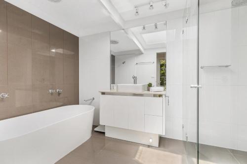 Parking, Fireplace And Bbq Deck In Chic 2-bed House