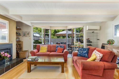 Parking, Fireplace And Bbq Deck In Chic 2-bed House