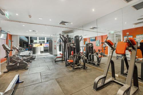 Melbourne Cbd Apartment With Pool And Gym Near Shops