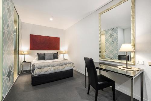 Melbourne Cbd Apartment With Pool And Gym Near Shops
