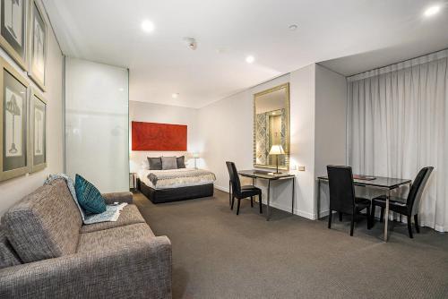 Melbourne Cbd Apartment With Pool And Gym Near Shops