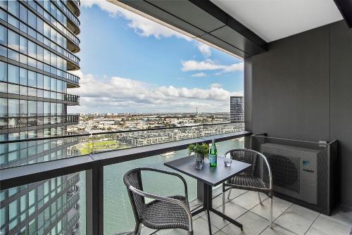Stylish Apartment With Views At Docklands Waterfront