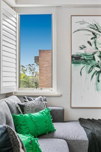 Oversized Apartment Close To City, Parks, Mcg