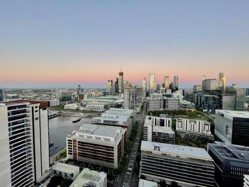 Modern Docklands Apartment City View 3b Lv34