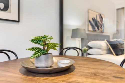 Modern Apartment With Balcony Near Kings Domain