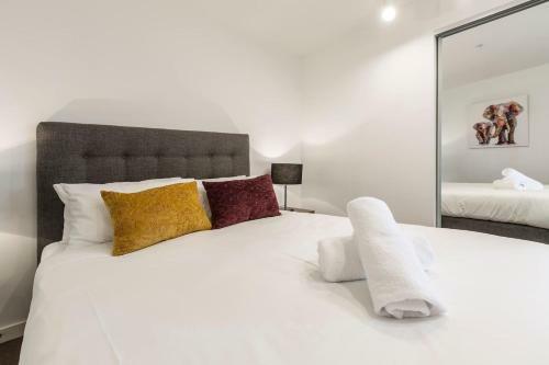 2bedroom Apartment With Views In Docklands Next To Cbd & Marvel Stadium