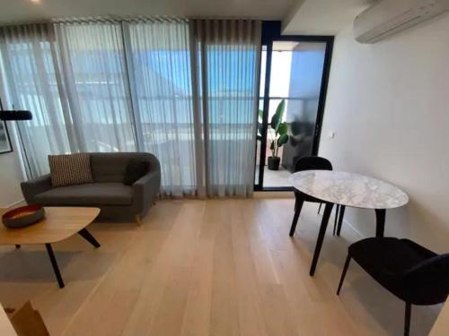 Modern 1 Bedroom Apartment South Yarra