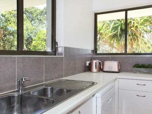Windmill 4 - Two Bedroom Beachside Apartment On Parkyn Parade!