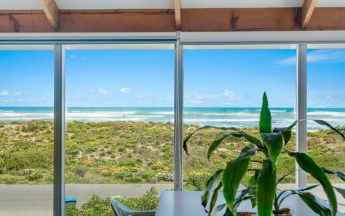 Middleton 'glass House' By The Ocean