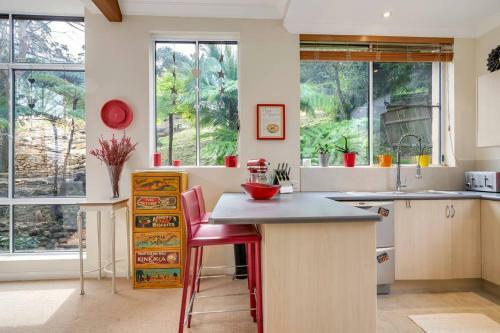 Stylish & Relaxed Lake Home // Narrabeen