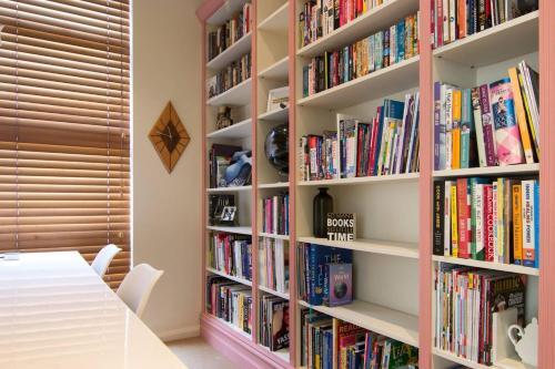 Stylish & Relaxed Lake Home // Narrabeen
