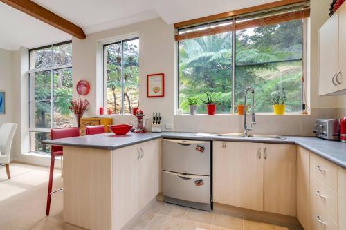 Stylish & Relaxed Lake Home // Narrabeen