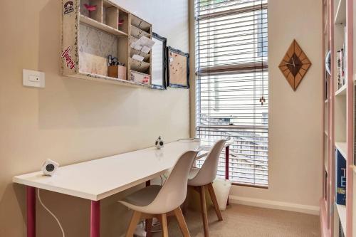 Stylish & Relaxed Lake Home // Narrabeen