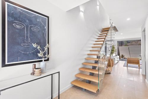 Luxe Home, Lift, Pool, Right In Town