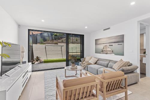 Luxe Home, Lift, Pool, Right In Town