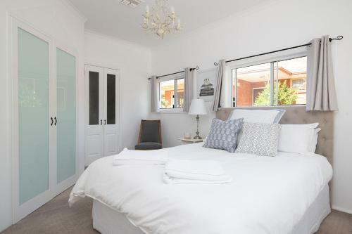 Hillcrest Light Filled Home With Stunning Garden