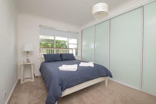 Hillcrest Light Filled Home With Stunning Garden