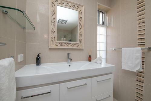 Hillcrest Light Filled Home With Stunning Garden