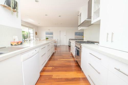 Hillcrest Light Filled Home With Stunning Garden