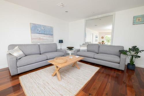Hillcrest Light Filled Home With Stunning Garden