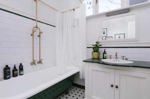 Designer 2-bed House Wgarden - Northbridge Perth